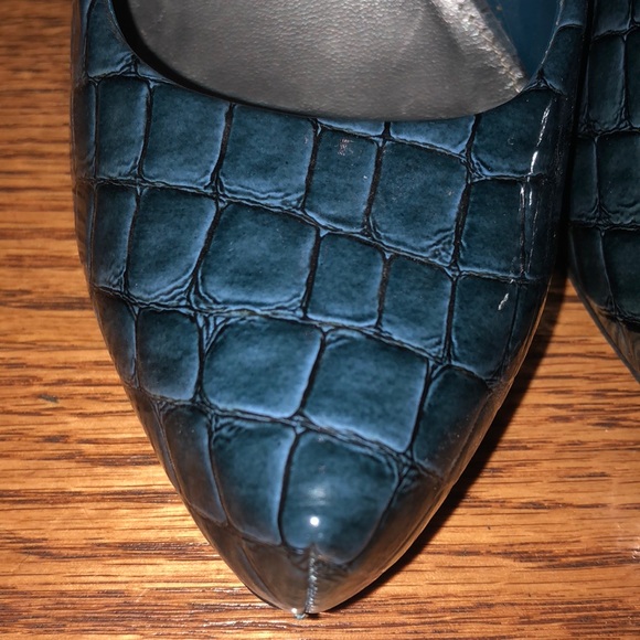 Blue textured pattern close toe heels - Picture 7 of 8